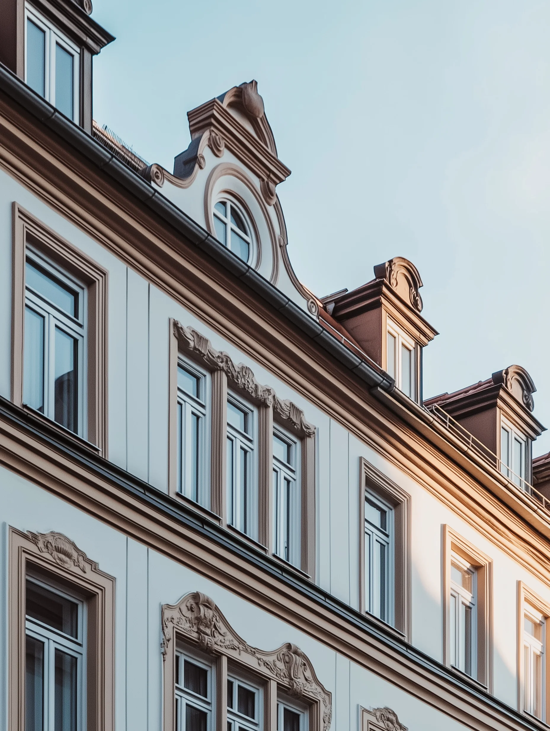 Visualización arquitectónica de un edificio moderno en Berlín con fachada de cristal.